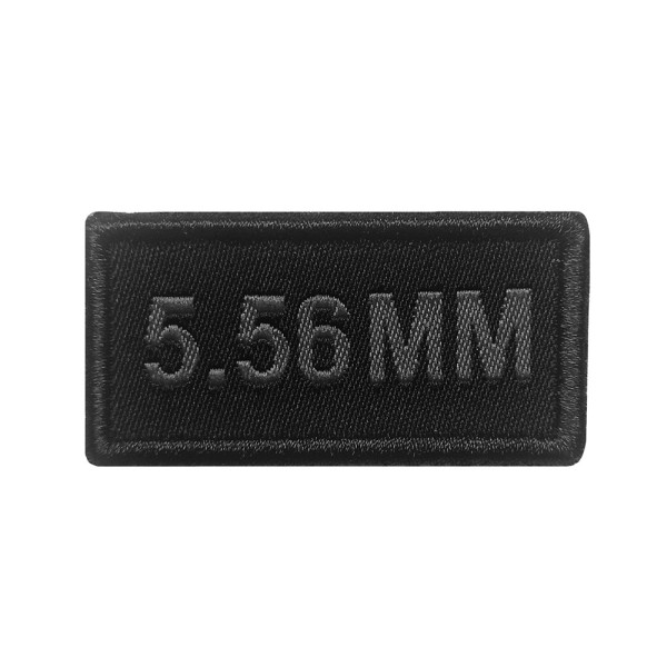 Patch calibre 5,56 mm brodé gris sur tissu noir 