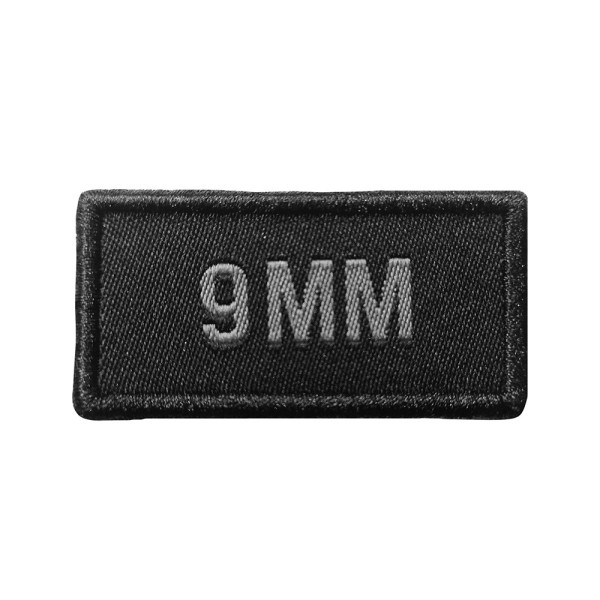 Patch calibre 9 mm brodé gris sur tissu noir 