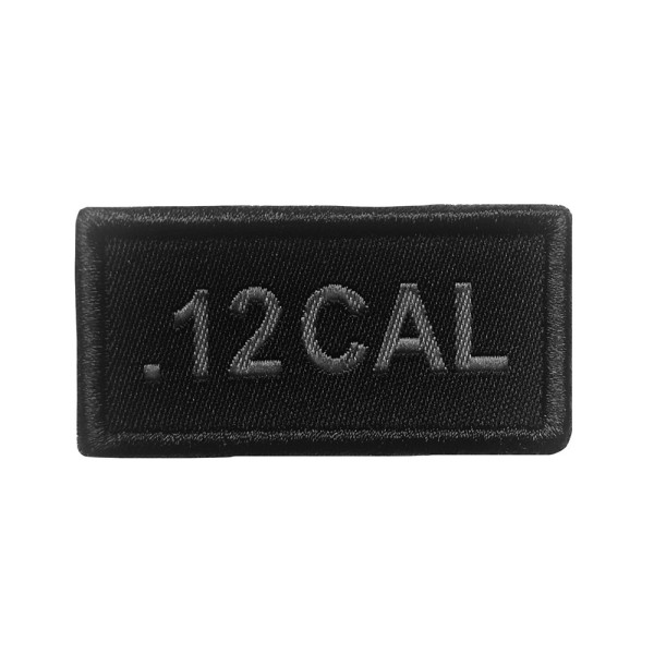 Patch calibre .12 brodé gris sur tissu noir 