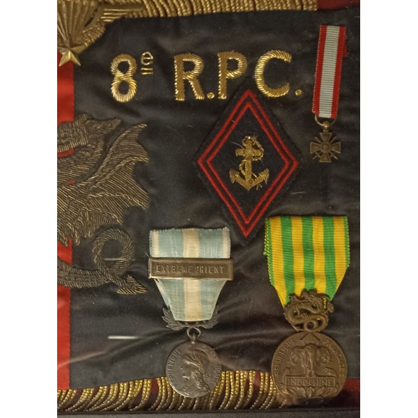 Rare souvenir du 8ème rpc fanion médailles parachutiste