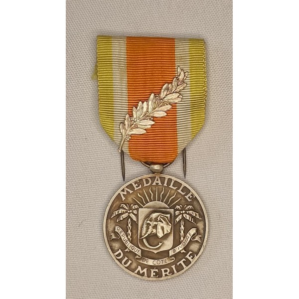 Médaille du Mérite avec...