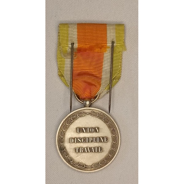 Médaille du Mérite avec...