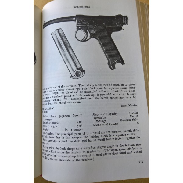 Livre, encyclopédie " Book of Pistols and revolvers "