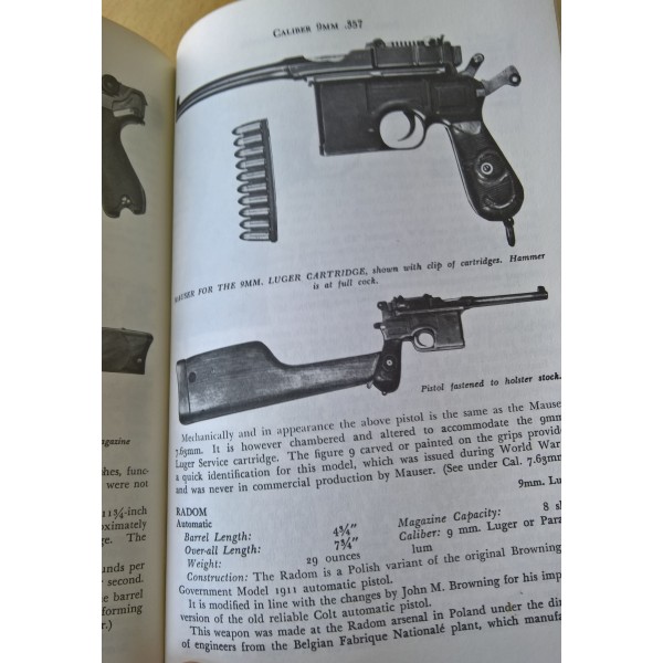 Livre, encyclopédie " Book of Pistols and revolvers "