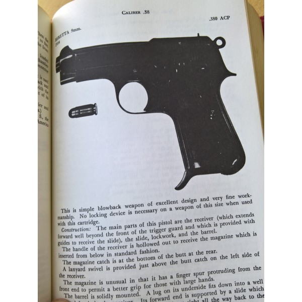 Livre, encyclopédie " Book of Pistols and revolvers "