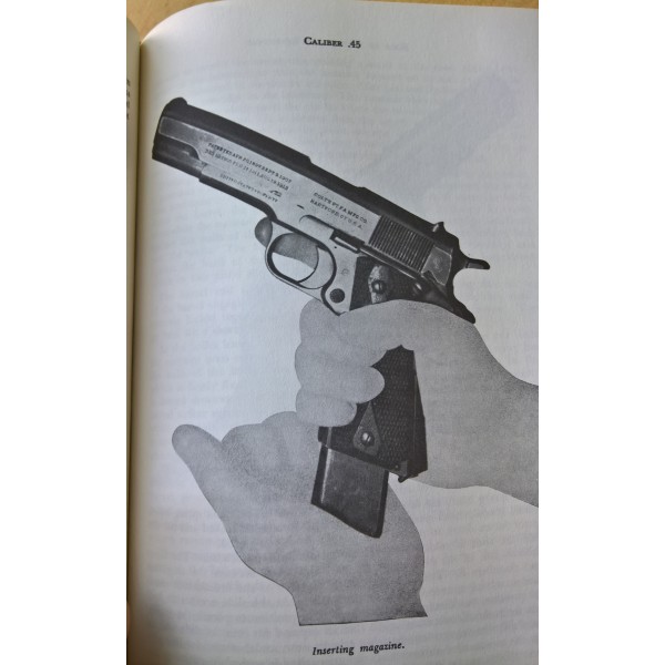 Livre, encyclopédie " Book of Pistols and revolvers "