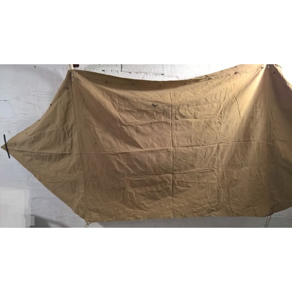 Demie toile de tente armée...