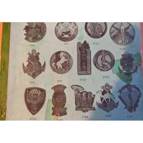 Livre , catalogue Référencement Insignes militaires