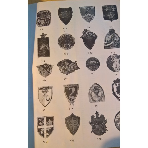 Livre , catalogue Référencement Insignes militaires