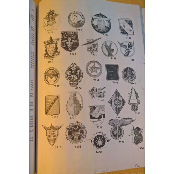 Livre , catalogue Référencement Insignes militaires