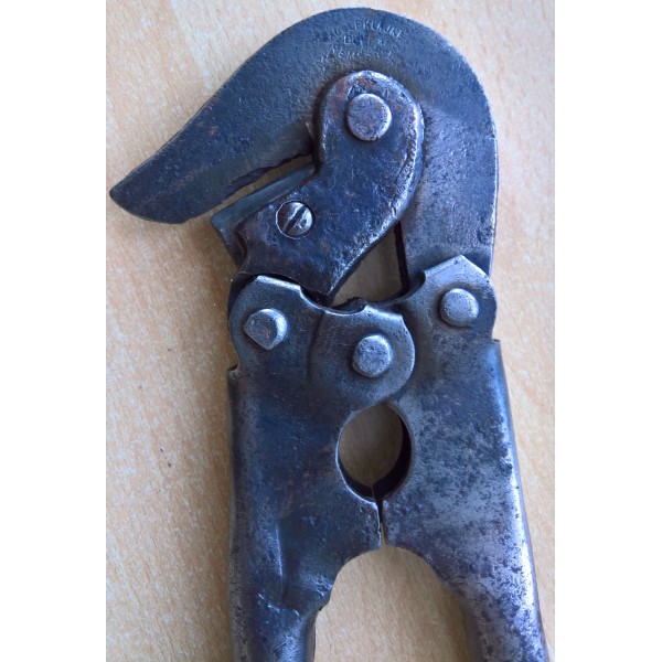 Pince coupe barbelés...