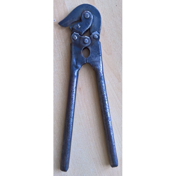 Pince coupe barbelés...