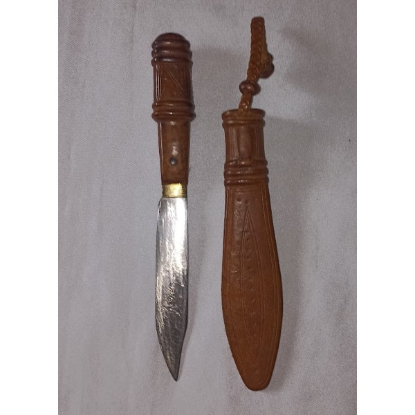 Petit couteau d'art tribal...