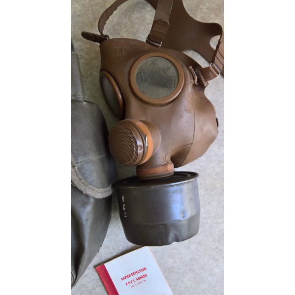 Masque à gaz réglementaire...