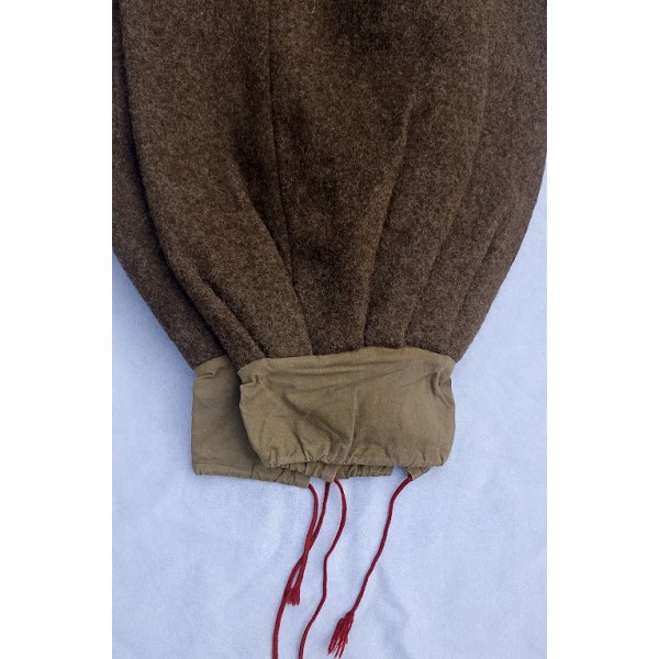 Saroual, sarouel modèle 1946 en drap kaki foncé Spahis Légion Etrangère portée