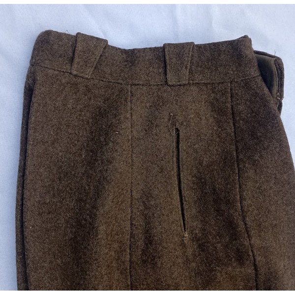Saroual, sarouel modèle 1946 en drap kaki foncé Spahis Légion Etrangère portée