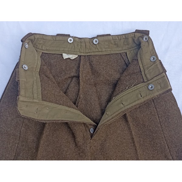 Saroual, sarouel modèle 1946 en drap kaki foncé Spahis Légion Etrangère portée