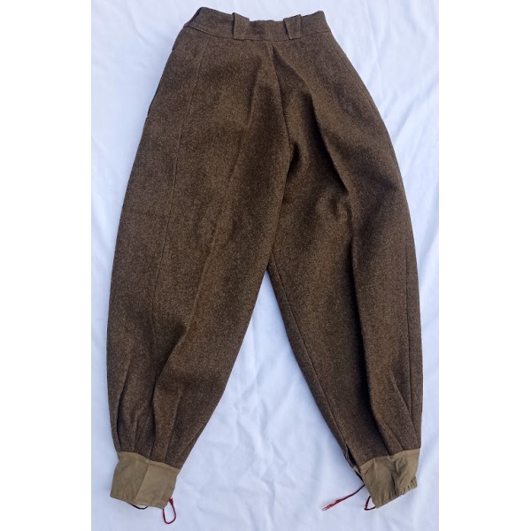 Saroual, sarouel modèle 1946 en drap kaki foncé Spahis Légion Etrangère portée